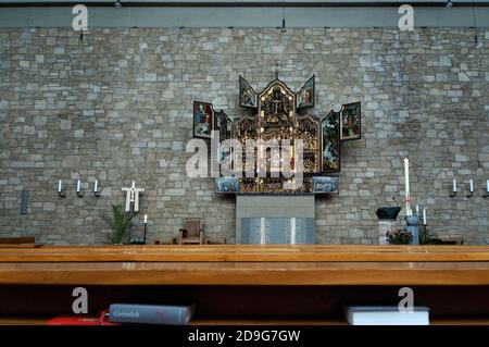 Salvatorkirche mit Pietà und Altar Schmerzhafte Mutter von Heimbach im Antwerpener Retabel, Nordrhein-Westfalen, Deutschland Stock Photo