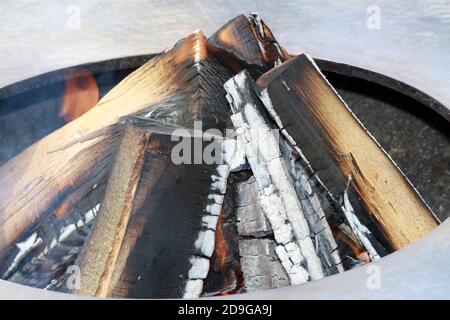 Holzscheite auf einer Feuerstelle Stock Photo