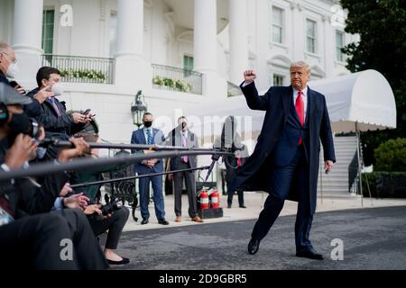WASHINGTON DC, USA - 30 October 2020 - US President Donald J. Trump gives a fist bump to the press Friday, Oct. 30, 2020, prior to boarding Marine One Stock Photo