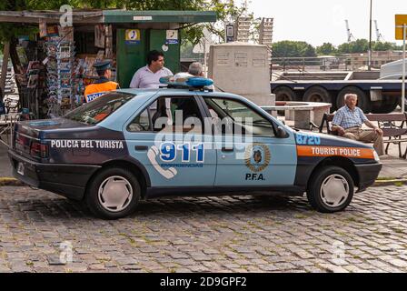 Carro De Polícia Em Plaza De Mayo Em Buenos Aires Em Um Feriado Domingo  Imagem Editorial - Imagem de aires, prefeito: 82590910