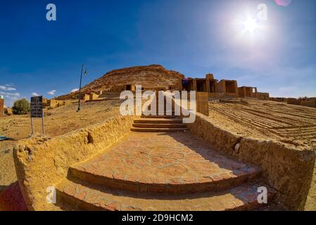 The center of Siwa town is dominated by the spectacular organic shapes of the remains of the 13th-century mud-brick Shali Fortress. Built from a mater Stock Photo