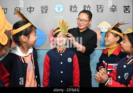 Kids learn to distinguish grain in a school to welcome the World Food ...