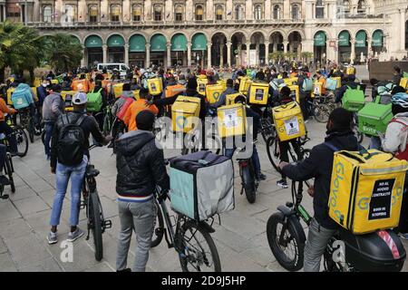 Milan, Italy. 05th Nov, 2020. The Milanese riders, in Duomo square and the streets of Milan with "strike, strike" chants to protest against the union agreement signed by UGL. “Four days of strike are proclaimed from the square. From today until Sunday the fighting riders deactivate the apps for deliveries ". (Photo by Luca Ponti/Pacific Press) Credit: Pacific Press Media Production Corp./Ģ����ý Live News Stock Photo
