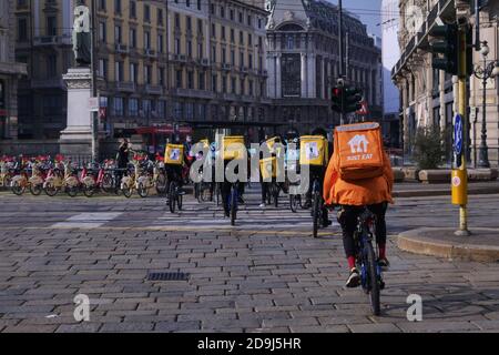Milan, Italy. 05th Nov, 2020. The Milanese riders, in Duomo square and the streets of Milan with "strike, strike" chants to protest against the union agreement signed by UGL. “Four days of strike are proclaimed from the square. From today until Sunday the fighting riders deactivate the apps for deliveries ". (Photo by Luca Ponti/Pacific Press) Credit: Pacific Press Media Production Corp./Ģ����ý Live News Stock Photo