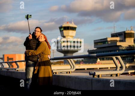 Berlin, Germany. 05th Nov, 2020. During a farewell visit to Berlin-Tegel Airport, Sarah and Ronny take a selfie on the visitors' terrace in front of the tower. Credit: Christoph Soeder/dpa/Alamy Live News Stock Photo