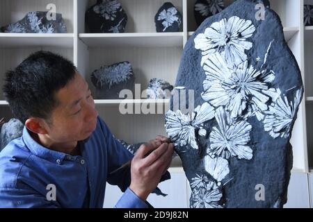 Craftsmen carve unique sculptures on the chrysanthemum stone in Enshi Tujia and Miao Autonomous Prefecture, south central China's Hubei province, 16 O Stock Photo