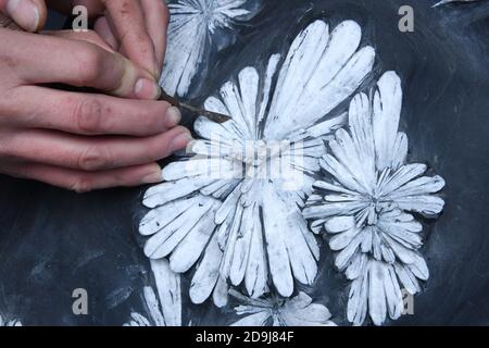 Craftsmen carve unique sculptures on the chrysanthemum stone in Enshi Tujia and Miao Autonomous Prefecture, south central China's Hubei province, 16 O Stock Photo