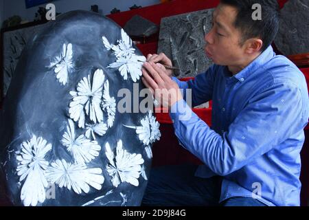 Craftsmen carve unique sculptures on the chrysanthemum stone in Enshi Tujia and Miao Autonomous Prefecture, south central China's Hubei province, 16 O Stock Photo