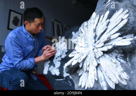 Craftsmen carve unique sculptures on the chrysanthemum stone in Enshi Tujia and Miao Autonomous Prefecture, south central China's Hubei province, 16 O Stock Photo