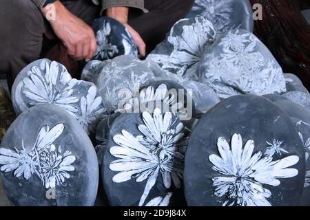 Craftsmen carve unique sculptures on the chrysanthemum stone in Enshi Tujia and Miao Autonomous Prefecture, south central China's Hubei province, 16 O Stock Photo