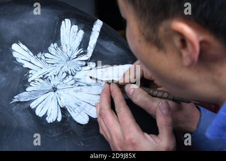 Craftsmen carve unique sculptures on the chrysanthemum stone in Enshi Tujia and Miao Autonomous Prefecture, south central China's Hubei province, 16 O Stock Photo