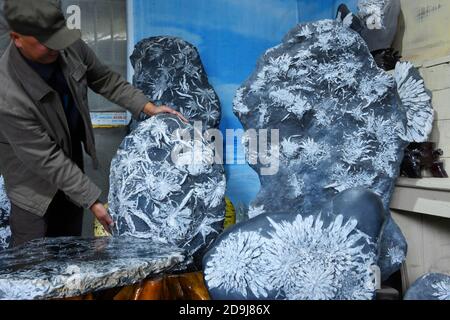 Craftsmen carve unique sculptures on the chrysanthemum stone in Enshi Tujia and Miao Autonomous Prefecture, south central China's Hubei province, 16 O Stock Photo