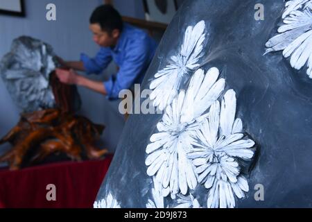 Craftsmen carve unique sculptures on the chrysanthemum stone in Enshi Tujia and Miao Autonomous Prefecture, south central China's Hubei province, 16 O Stock Photo