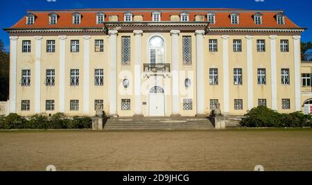 04 November 2020, Saxony-Anhalt, Tangerhütte: The New Castle in the Tangerhütte City Park. It was built between 1909 and 1911 on the occasion of the marriage of Franz Wagenführ von Arnim. The municipal park is considered one of the most outstanding facilities of its kind in Saxony-Anhalt. It is part of the tourism brand 'Garden Dreams - Historical Parks in Saxony-Anhalt'. Photo: Klaus-Dietmar Gabbert/dpa-Zentralbild/ZB Stock Photo