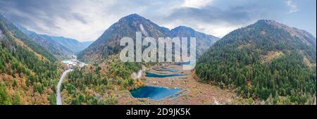 Aerial view of the beautiful autumn scenery of Jiuzhaigou in Aba Tibetan and Qiang autonomous prefecture, southwest China's Sichuan province, 24 Octob Stock Photo