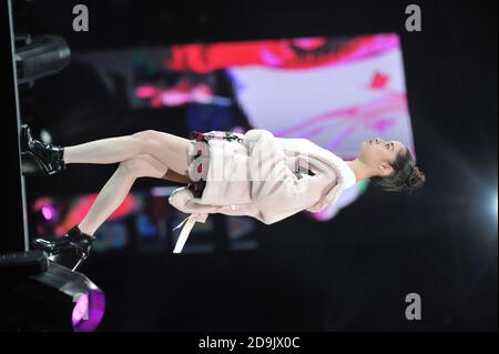 Ouyang Nini, Chinese actress and elder sister of Ouyang Nana, catwalks as a model for clothing brand SEMIR in Beijing, C Stock Photo