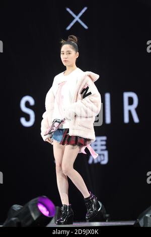 Ouyang Nini, Chinese actress and elder sister of Ouyang Nana, catwalks as a model for clothing brand SEMIR in Beijing, C Stock Photo