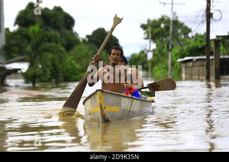 La Lima, Honduras. 05th Nov, 2020. A family is canoeing through a flooded road after the low pressure system 'Eta' caused heavy rainfall throughout the region. Landslides and floods killed 13 people in Honduras, five each in Guatemala and Panama, and two each in Costa Rica and Nicaragua. However, the number of victims could still rise significantly. Credit: Stringer/dpa/Alamy Live News Stock Photo