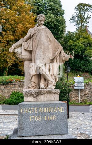 Statue des französischen Schriftstellers François-René de Chateaubriand (1768 – 1848), in der Stadt Combourg, Bretagne, Frankreich Stock Photo