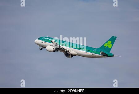 Duesseldorf, North Rhine-Westphalia, Germany, Aer Lingus aircraft takes off from Duesseldorf International Airport, DUS, Airbus A320. Stock Photo