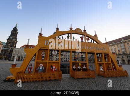 Dresden, Germany. 06th Nov, 2020. An oversized Schwibbogen is placed on the Altmarkt in front of the Kreuzkirche. It was supposed to be part of the decoration for the 586th Striezelmarkt, which was supposed to start in November this year, but cannot take place as planned because of the partial lockdown. Credit: Robert Michael/dpa-Zentralbild/ZB/dpa/Alamy Live News Stock Photo