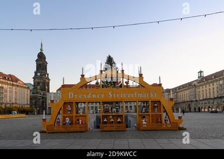 Dresden, Germany. 06th Nov, 2020. An oversized Schwibbogen is placed on the Altmarkt in front of the Kreuzkirche. It was supposed to be part of the decoration for the 586th Striezelmarkt, which was supposed to start in November this year, but cannot take place as planned because of the partial lockdown. Credit: Robert Michael/dpa-Zentralbild/ZB/dpa/Alamy Live News Stock Photo