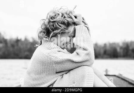 Attractive naked woman sat smiling Stock Photo - Alamy