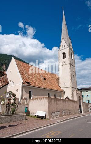 Parish church of SS Pietro e Paolo, Laces, Venosta Valley (Vinschgau), Bolzano, Trentino-Alto Adige, Italy Stock Photo