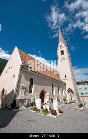 Parish church of SS Pietro e Paolo, Laces, Venosta Valley (Vinschgau), Bolzano, Trentino-Alto Adige, Italy Stock Photo