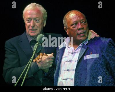 Quincy Jones being presented Life Time Achievement Award by Michael Caine at the BBC Jazz Awards in 2006 Stock Photo