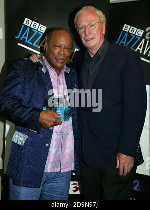 Quincy Jones being presented Life Time Achievement Award by Michael Caine at the BBC Jazz Awards in 2006 Stock Photo