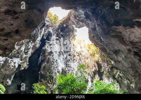 A light chimney passing through a cave with stalactites and stalagmites in a deep forest at Tham Phraya Nakhon Cave, Sam Roi Yot District Prachuap Khi Stock Photo