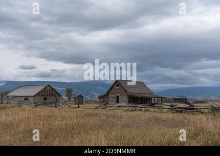 Old log buildings on the Andy Chambers homestead on Mormon Row in Grand Teton National Park in Wyoming, USA. Stock Photo