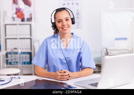 Front desk receptionist hi-res stock photography and images - Alamy