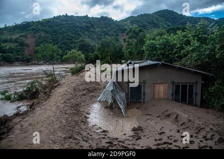 San Pedro Sula, Honduras. 06th Nov, 2020. A view of a flooded home on the banks of the Chemelecon River in San Pedro Sula.Three days after Hurricane Eta hit the Nicaraguan coast as a Category 4 storm, the aftermath of flooding and mudslides has displaced over 350,000 Hondurans. The death toll in Central America is over 100 and expected to rise because of many missing people Credit: SOPA Images Limited/Alamy Live News Stock Photo