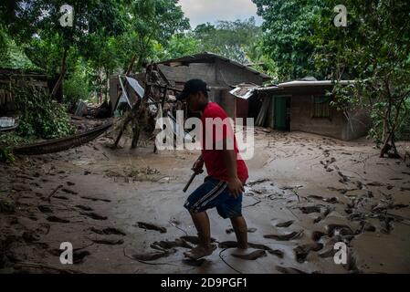 San Pedro Sula, Honduras. 06th Nov, 2020. A man walks through the mud in San Pedro Sula.Three days after Hurricane Eta hit the Nicaraguan coast as a Category 4 storm, the aftermath of flooding and mudslides has displaced over 350,000 Hondurans. The death toll in Central America is over 100 and expected to rise because of many missing people Credit: SOPA Images Limited/Alamy Live News Stock Photo