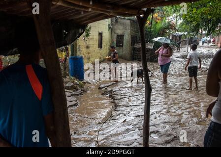 San Pedro Sula, Honduras. 06th Nov, 2020. People navigate the flooded street in Chemelecon after the Chamelecon River flooded in the wake of the Hurricane Eta.Three days after Hurricane Eta hit the Nicaraguan coast as a Category 4 storm, the aftermath of flooding and mudslides has displaced over 350,000 Hondurans. The death toll in Central America is over 100 and expected to rise because of many missing people Credit: SOPA Images Limited/Alamy Live News Stock Photo