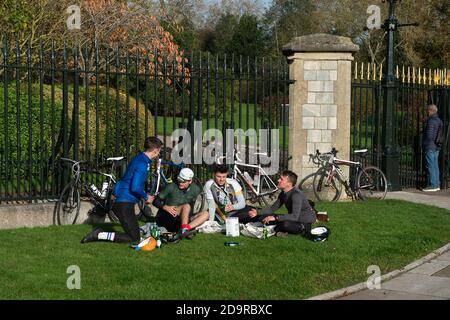Windsor, Berkshire, UK. 7th November, 2020. Beer o'clock for four cyclists on Day 3 of the second Covid-19 Coronavirus lockdown in England. In what was one of the busiest days since the wedding of Prince Harry to Meghan Markle, hundreds of people were out walking on the Long Walk in Windsor today.  Credit: Maureen McLean/Ģ����ý Live News Stock Photo