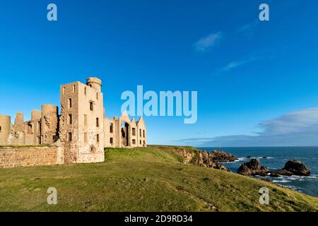 SLAINS CASTLE CRUDEN BAY ABERDEENSHIRE SCOTLAND A CASTLE HIGH ON THE CLIFFS OVERLOOKING THE NORTH SEA Stock Photo