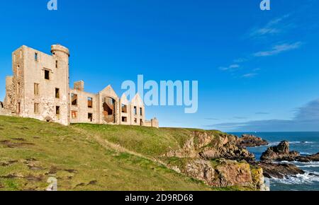 SLAINS CASTLE CRUDEN BAY ABERDEENSHIRE SCOTLAND HIGH ON THE CLIFFS OVERLOOKING THE NORTH SEA Stock Photo