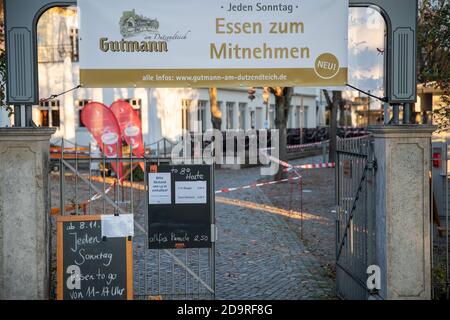 Nuremberg, Germany. 07th Nov, 2020. 'Food to go' is written on a sign at the entrance of a beer garden, which is closed for guests. A partial lockdown has been in effect in Germany since the beginning of the week. Credit: Daniel Karmann/dpa/Alamy Live News Stock Photo