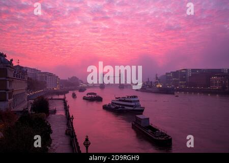 Foggy sunrise over the River Thames Stock Photo