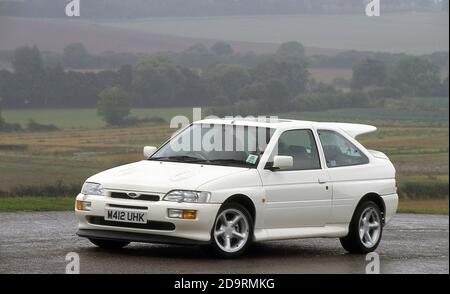 61　フォード　1994　Escort RS Cosworth ミニチャンプス 1/18 Scale - Ford Escort RS Cosworth #9 Red Bull Rally