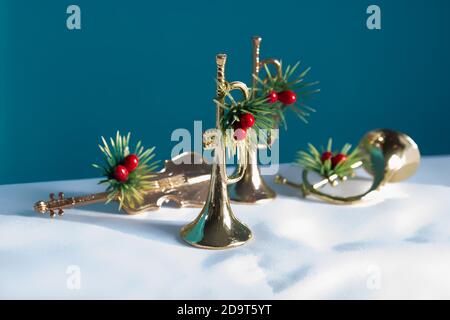 The two trumpets horn and violin festively decorated with a blue and white background. Christmas still life for musicians. Stock Photo