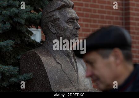 Moscow, Russia. 7th of November, 2020 A man lays flowers at the grave of the Soviet Union leader Leonid Brezhnev in front of the Kremlin wall at Red Square in Moscow marking the 103rd anniversary of the 1917 October Bolshevik revolution, Russia Stock Photo