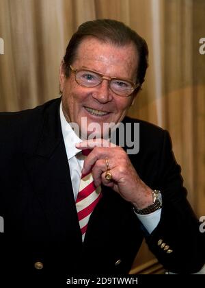 Roger Moore at the Sheraton Park Tower,London 9th April 2009 Stock Photo