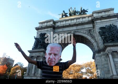 Brooklyn, NY, USA. 7th Nov, 2020. New Yorkers and Tourists celebrate the winning of the U.S. Presidential campaign by Democratic Presidential Candidate Joe Biden and Vice President Candidate Kamala Harris at Grand Army Plaza on November 7, 2020 in Brooklyn, New York City. Credit: Mpi43/Media Punch/Alamy Live News Stock Photo