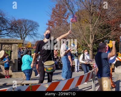 Oak Park, Illinois, USA. 7th November 2020.  A celebratory crowd gathers at the corner of Oak Park Avenue and Lake Street in Scoville Park shortly after the announcement that Joe Biden and Kamala Harris have won enough electoral votes to become President and Vice President of the United States of America. Stock Photo