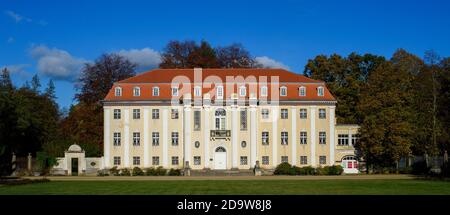 04 November 2020, Saxony-Anhalt, Tangerhütte: The New Castle in the Tangerhütte City Park. It was built between 1909 and 1911 on the occasion of the marriage of Franz Wagenführ von Arnim. The municipal park is considered one of the most outstanding facilities of its kind in Saxony-Anhalt. It is part of the tourism brand 'Garden Dreams - Historical Parks in Saxony-Anhalt'. Photo: Klaus-Dietmar Gabbert/dpa-Zentralbild/ZB Stock Photo