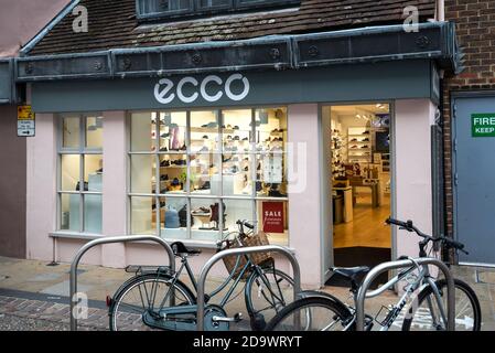 emne crush misundelse Ecco Shoes shop, Hall Street, Oxford, UK. Ecco is a Danish shoe  manufacturer and retailer founded in 1963 by Karl Toosbuy, in Bredebro,  Denmark Stock Photo - Alamy